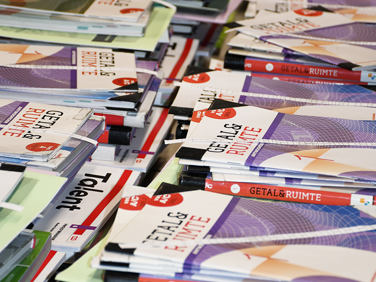 Afhalen van de boeken in de sporthal