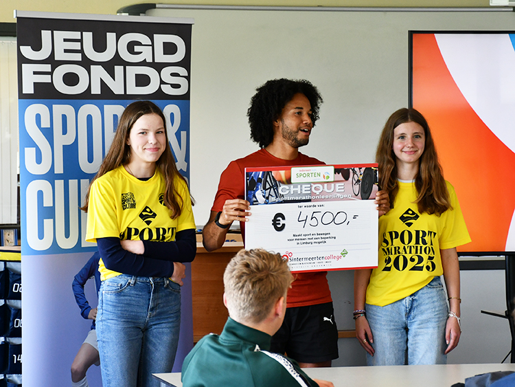 Noah Mbuyamba te gast bij de uitreiking van de sponsorgelden 