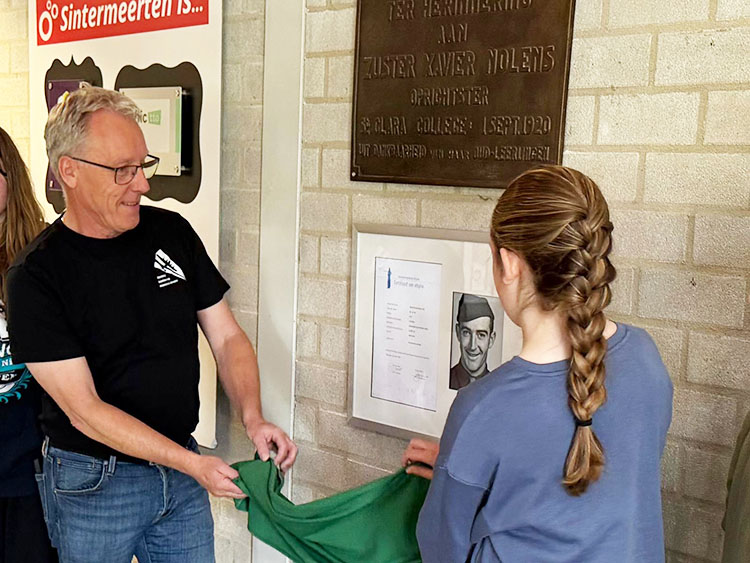 Gastles SLD en onthulling adoptiecertificaat