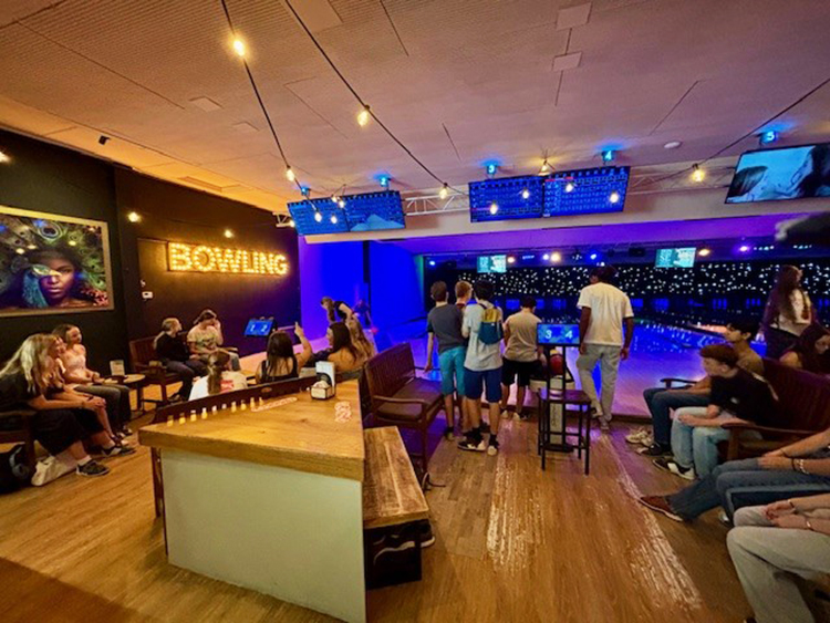 Leerlingen vwo3 sportief op de bowlingbaan