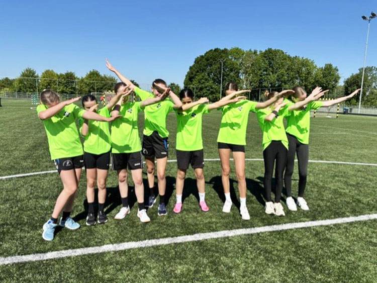 Een bloedheet handbaltoernooi in Oirsbeek