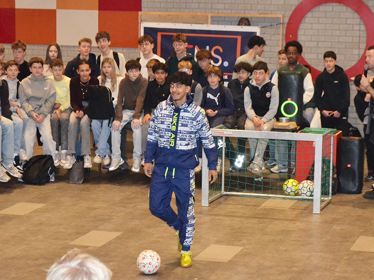 Freestyle en Panna specialist Appie Aurag geeft een demonstratie